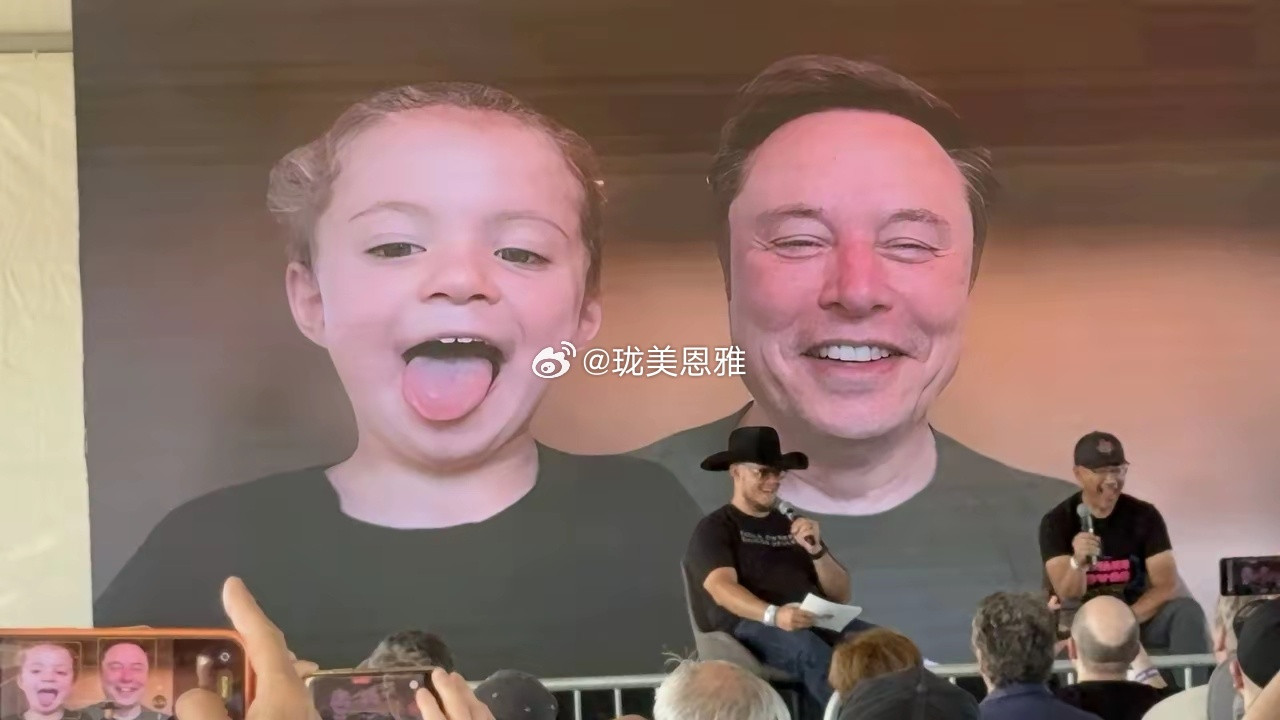 马斯克化身宠女狂魔的一天他正在开线上大会，女儿突然闯入他一点没发脾气，反而镜头前