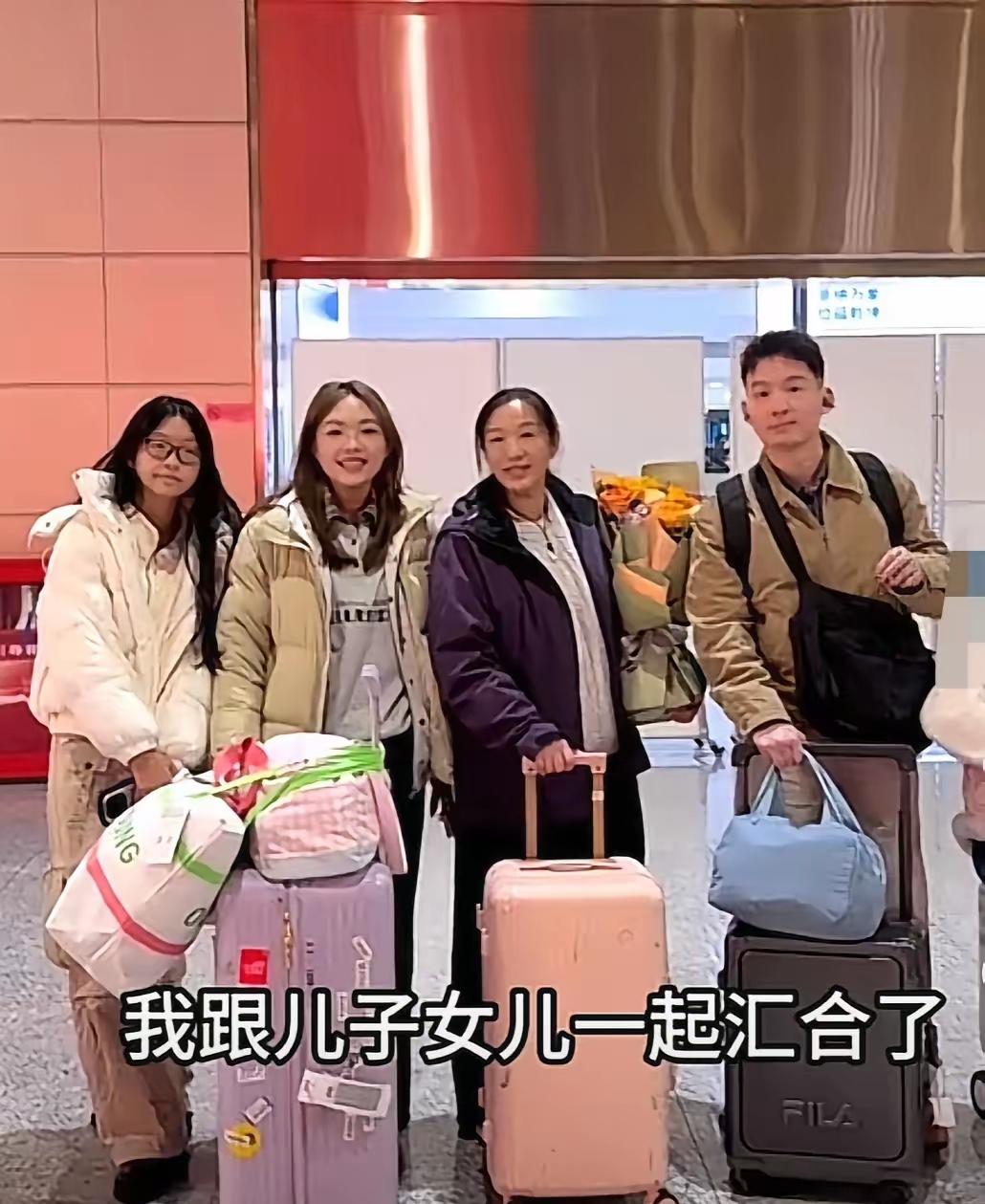 今晚谢浩男妈妈许健华更新视频，带着谢浩男和三个妹妹回外婆家，她说回娘家的路最开心