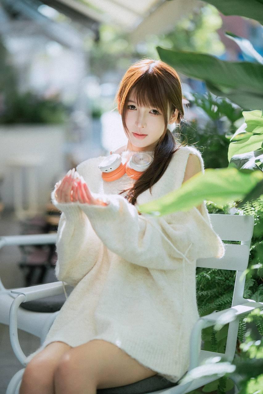 在阳光明媚的午后，与耳机相伴，享受宁静的时光。🌞🎧🍃心动美女鉴赏分享美少