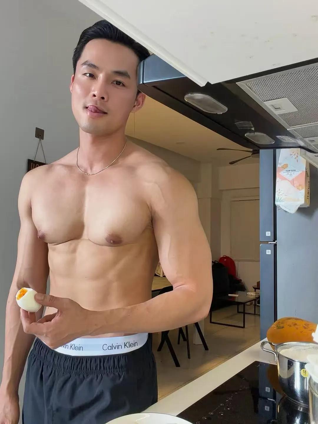 大家晚上吃什么啊？运动完了，多煮了一些鸡蛋吃，有要吃的吗？来，给你吃！