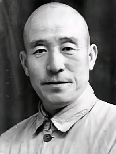 1948年12月22日，解放军攻入新保安，35军军长郭景云怀着绝望的情绪，颤颤抖