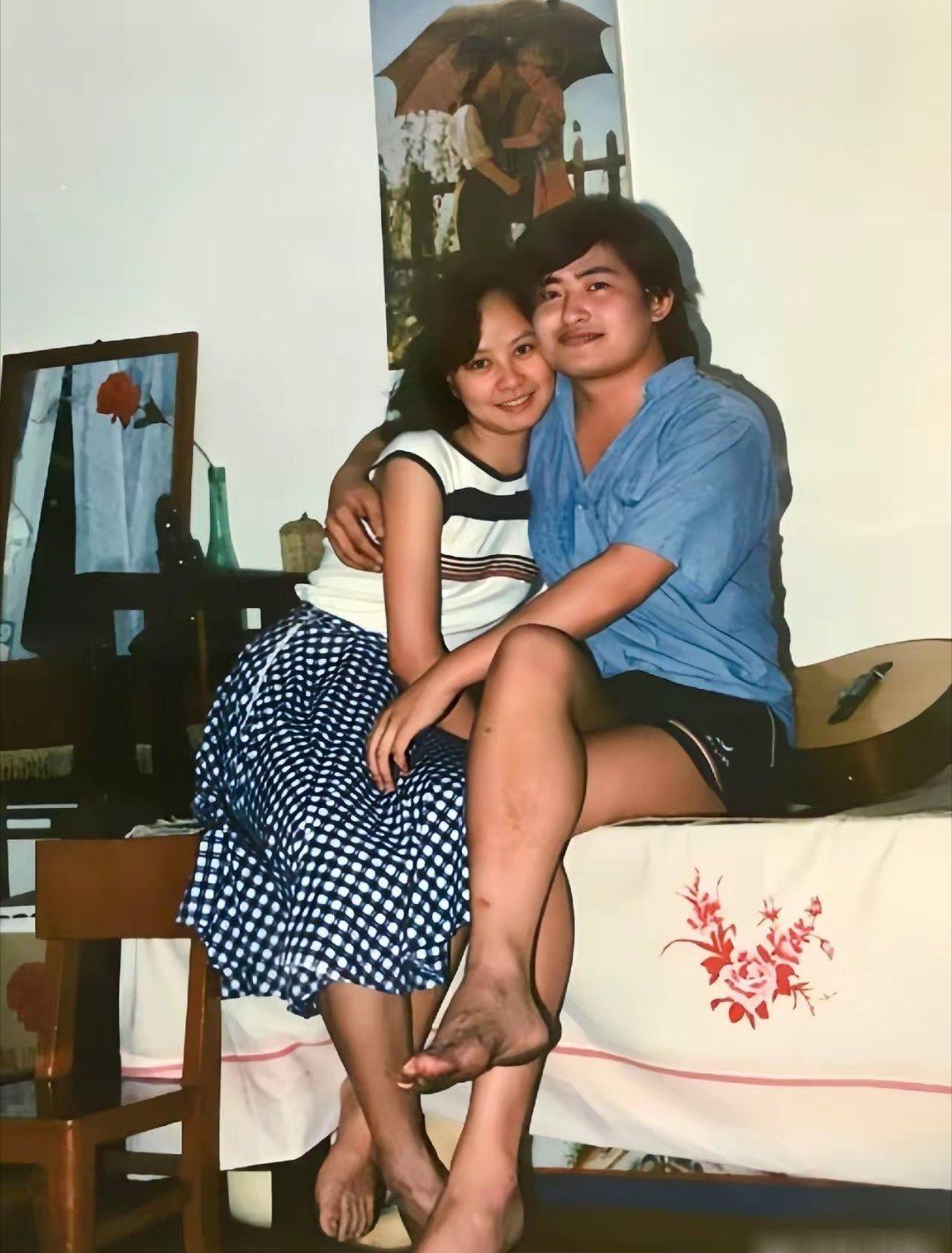 1989年夏天，26岁的刘欢与妻子卢璐在家中留下这张老照片。那时他刚凭《便衣警察