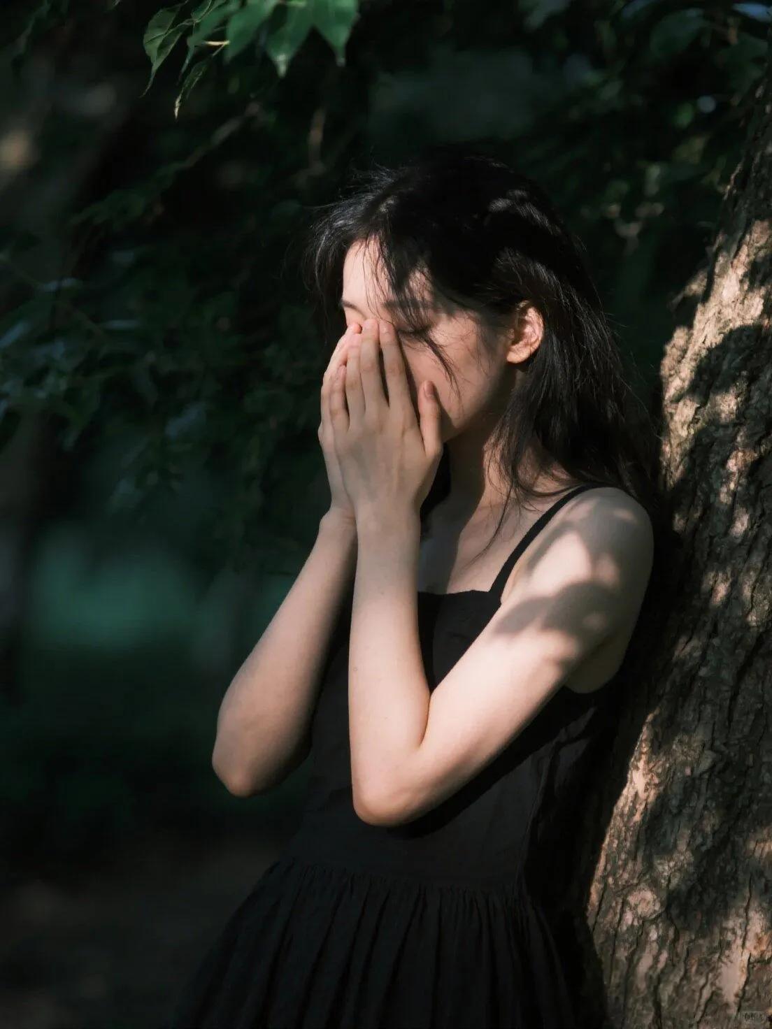 情绪就像一张网，而我们摄影师却想在画面中表达出一种伤感的气息。让小姐姐与叶对话，