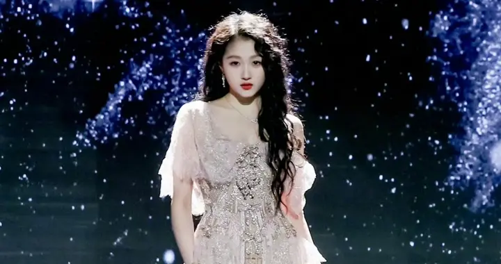 关晓彤微博之夜时尚造型惊艳全场，妆造细节引爆热搜