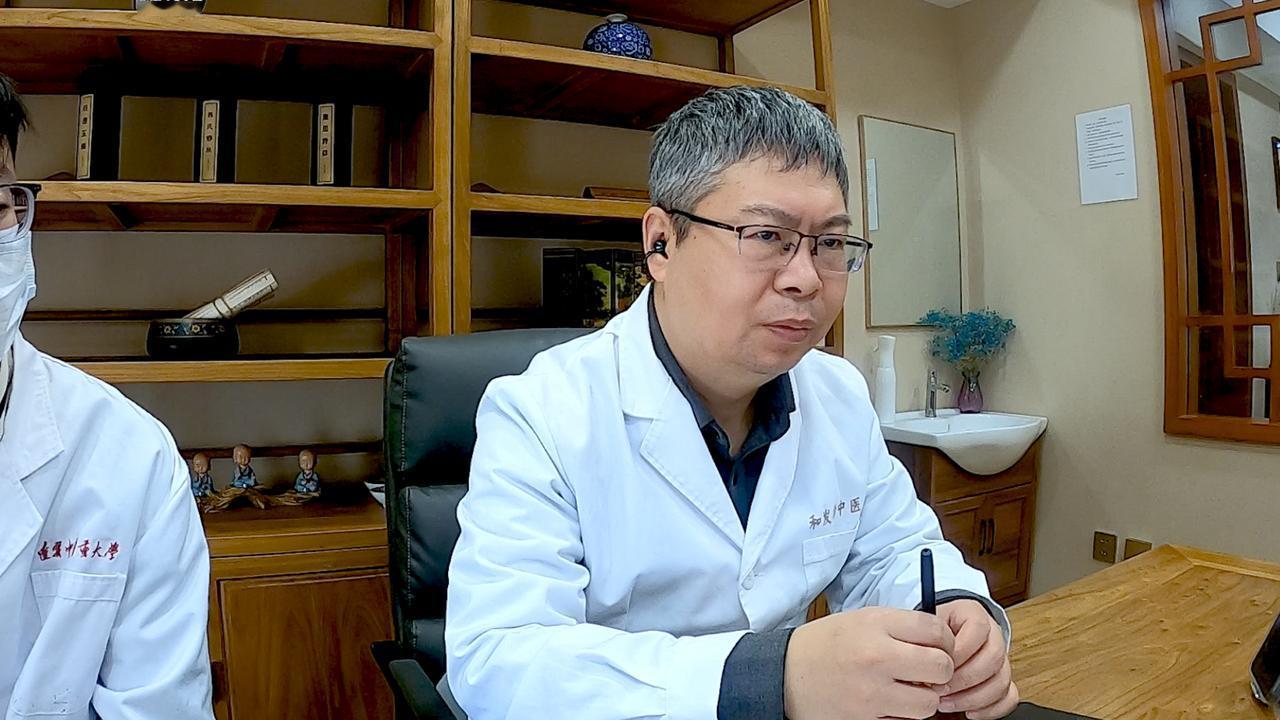 大家好，我是中医李大夫。之前接诊过的一位男性患者，前来复诊，初诊的时候自述口苦口