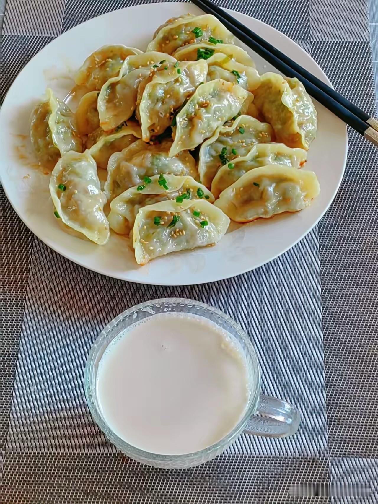 除了煮,饺子还可以怎么吃?我晓得好像饺子除了煮，还可以煎，可以蒸。