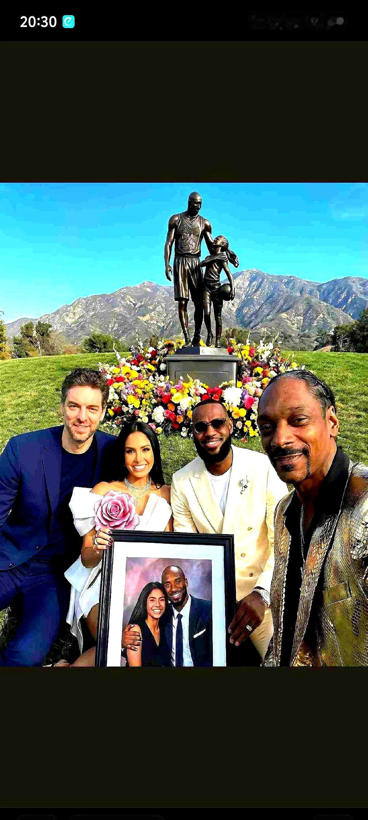 科比走五年了。墓前站着瓦妮莎、加索尔、詹姆斯、霍里，每人手里一束白花，没