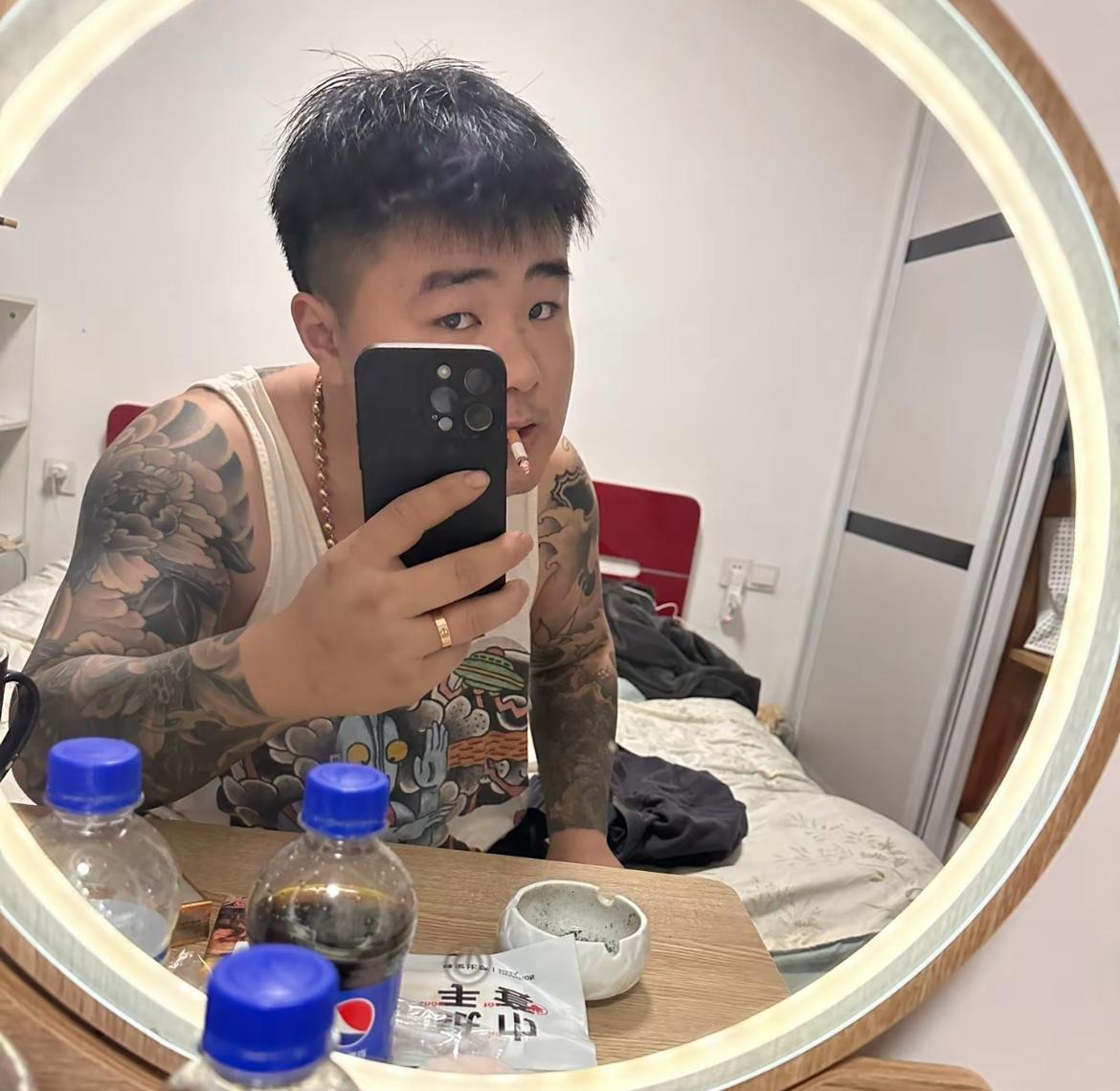 湖南网约车帅哥“康少”去世，年仅27岁，每天跑晚班车熬通宵，满身刺青惹争议抢救