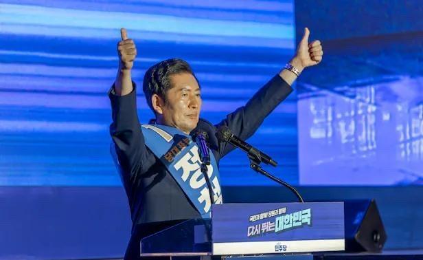 郑清来当选韩国共同民主党新任党代表，得票率61.74%韩国共同民主党候选人郑清