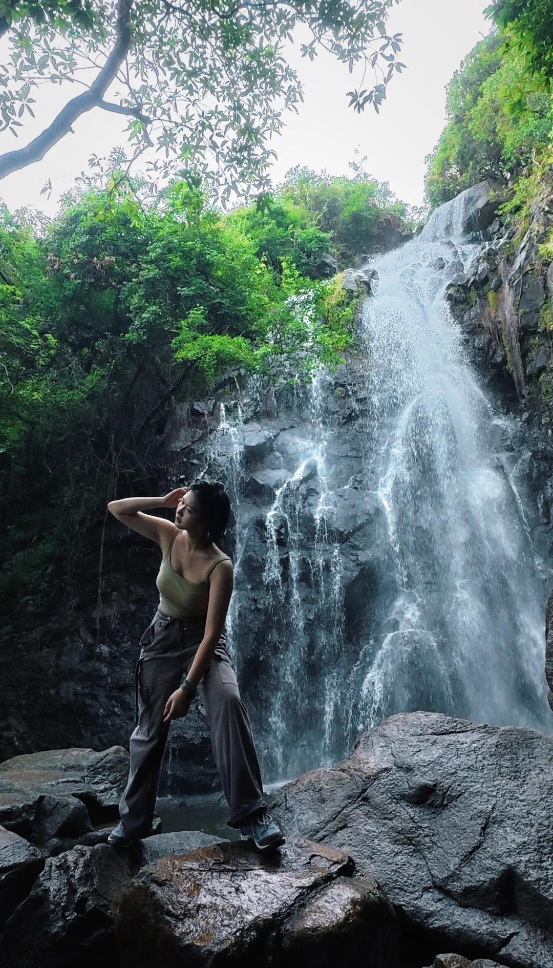 深圳秋日顶流！马峦山瀑布才是真·治愈神地谁再说深圳没有秋天？去马峦山瀑布走一圈