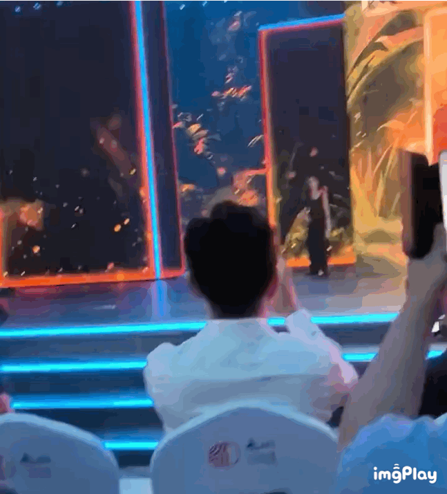 杨幂杨幂踩到裙子摔倒幂姐好凌厉的眼神！！！如果说奥斯卡上的经典一摔如灰