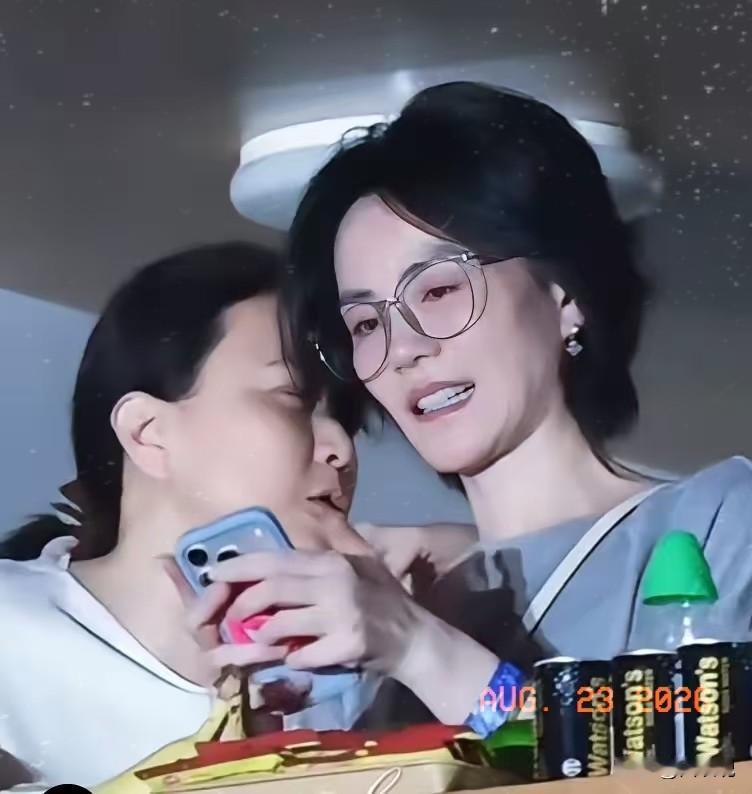 终于知道这次王菲参加那英演唱会她旁边的那个女子是谁了。这次那英的演唱会很多明