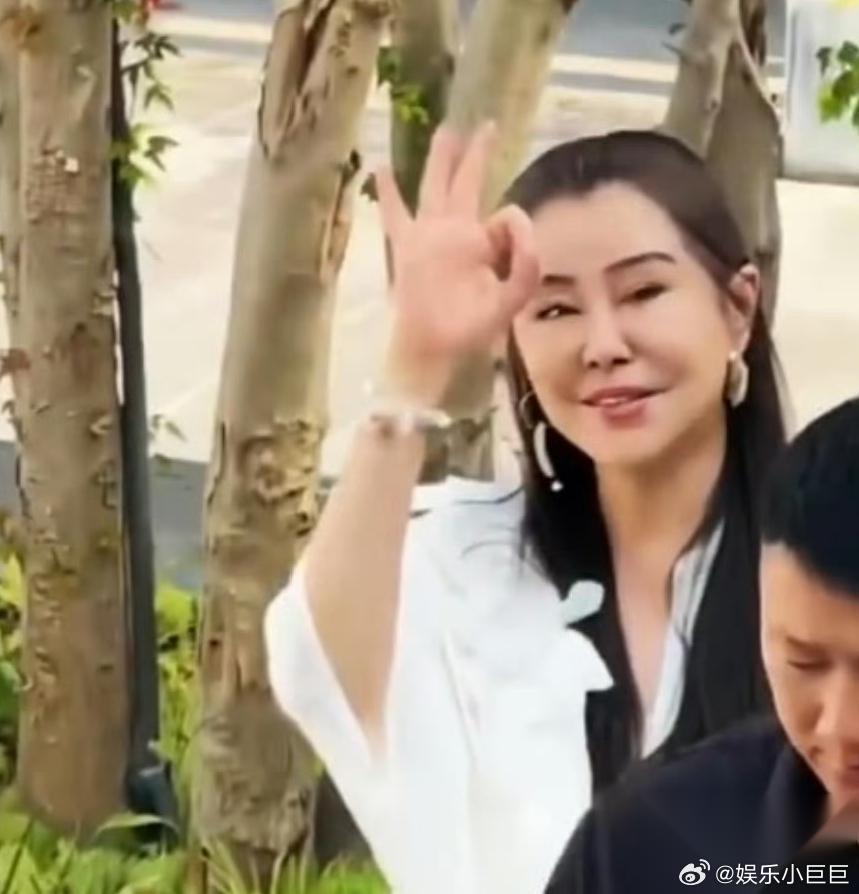 王祖贤，这是怎么了？8月10日下午，有网友晒出偶遇王祖贤的最新近况，看到镜头里