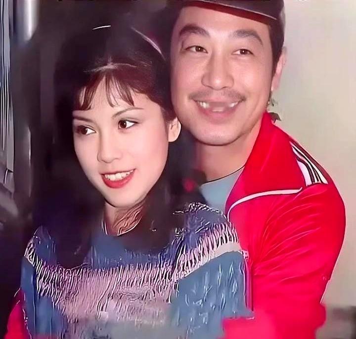 80年代，24岁的翁美玲与49岁的曾江在‘射雕英雄传’拍摄现场这是他们的一张
