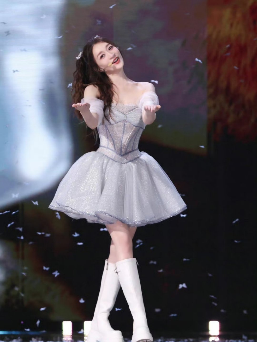 曝李小冉退出浪姐有网友爆料50岁老姐姐李小冉退出《乘风2026》。李小冉曾多次