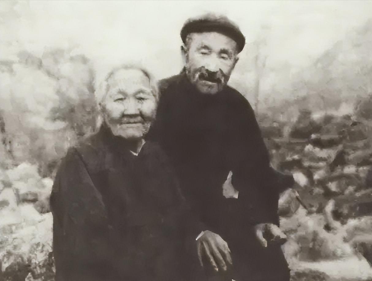 1956年3月，山东临沂沂南县公安接到举报：有个卖烧酒和狗肉的老汉，经常在山里转