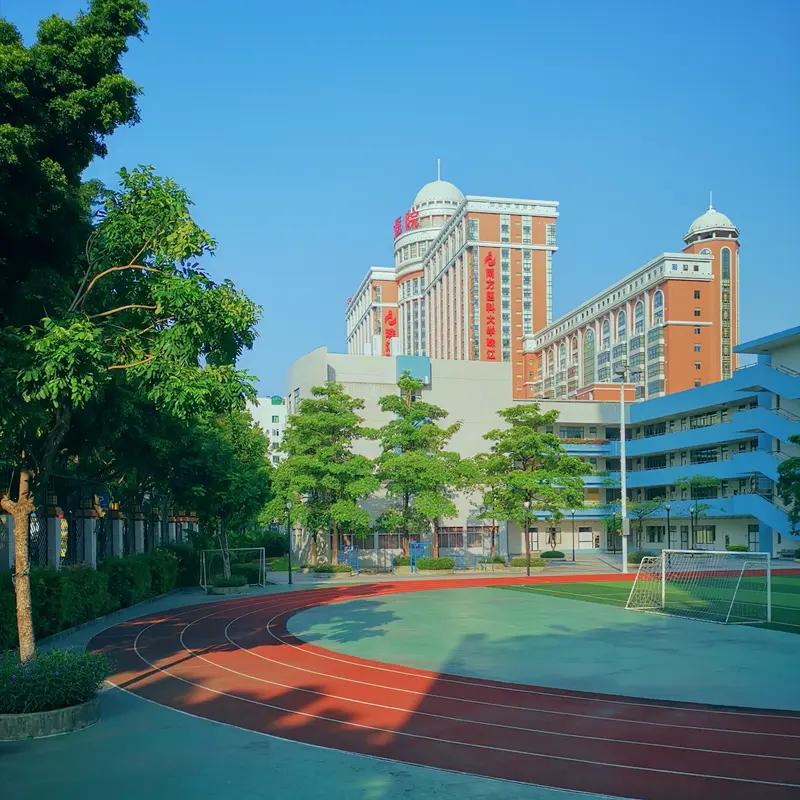 现在的民办学校，喜欢讲特色化办学，却容易走向极端，更容易两极分化。主要原因，是