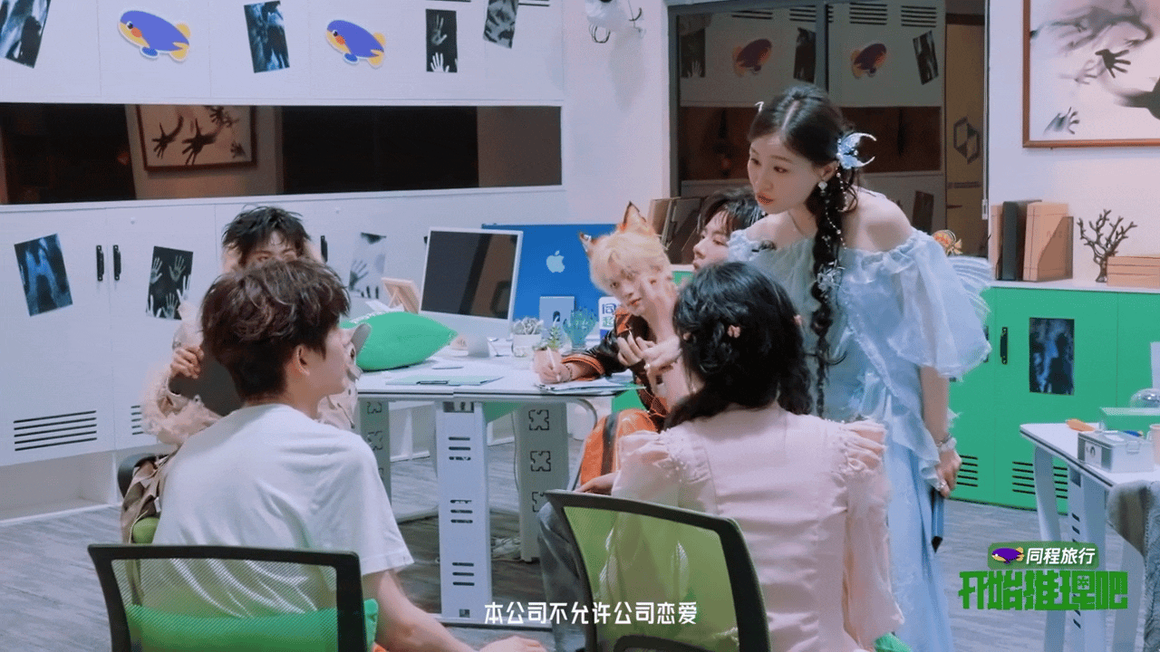 张凌赫刘宇宁看章若楠撒娇的表情刘宇宁张凌赫笑着看章若楠撒娇开始推理吧章若楠在前面
