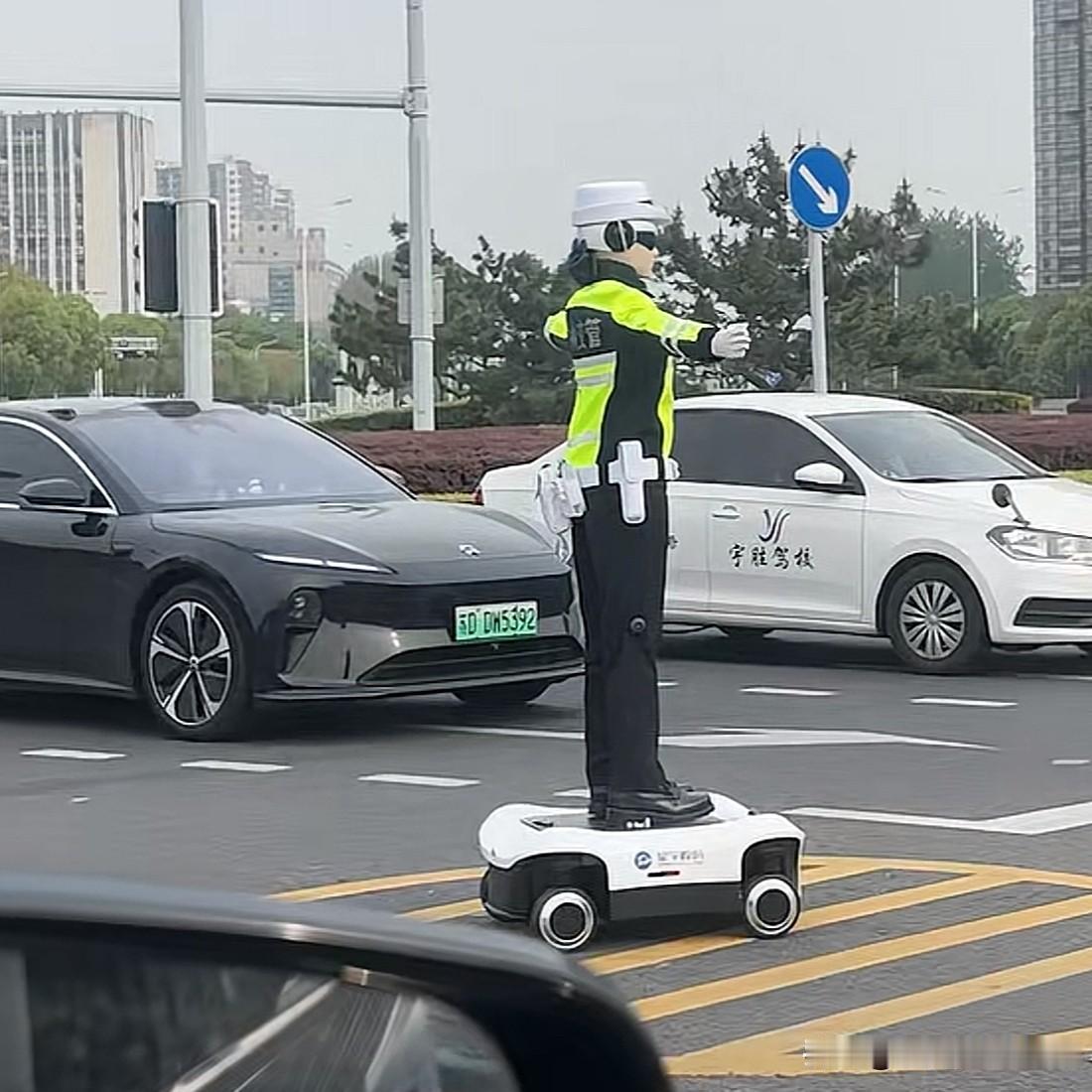 这也太酷了!近日，江苏常州，机器人交警上岗执勤，为"苏超"保驾护航。科技进