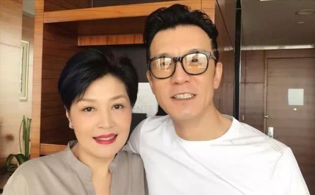 2018年，在病床上奄奄一息地李咏对自己的妻子哈文说道：“如果下一秒我就死了，那