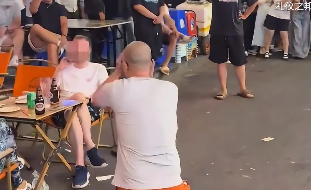 惊掉下巴！东北吉林路边烧烤摊发生了一件奇葩之事。有一个光头男子和