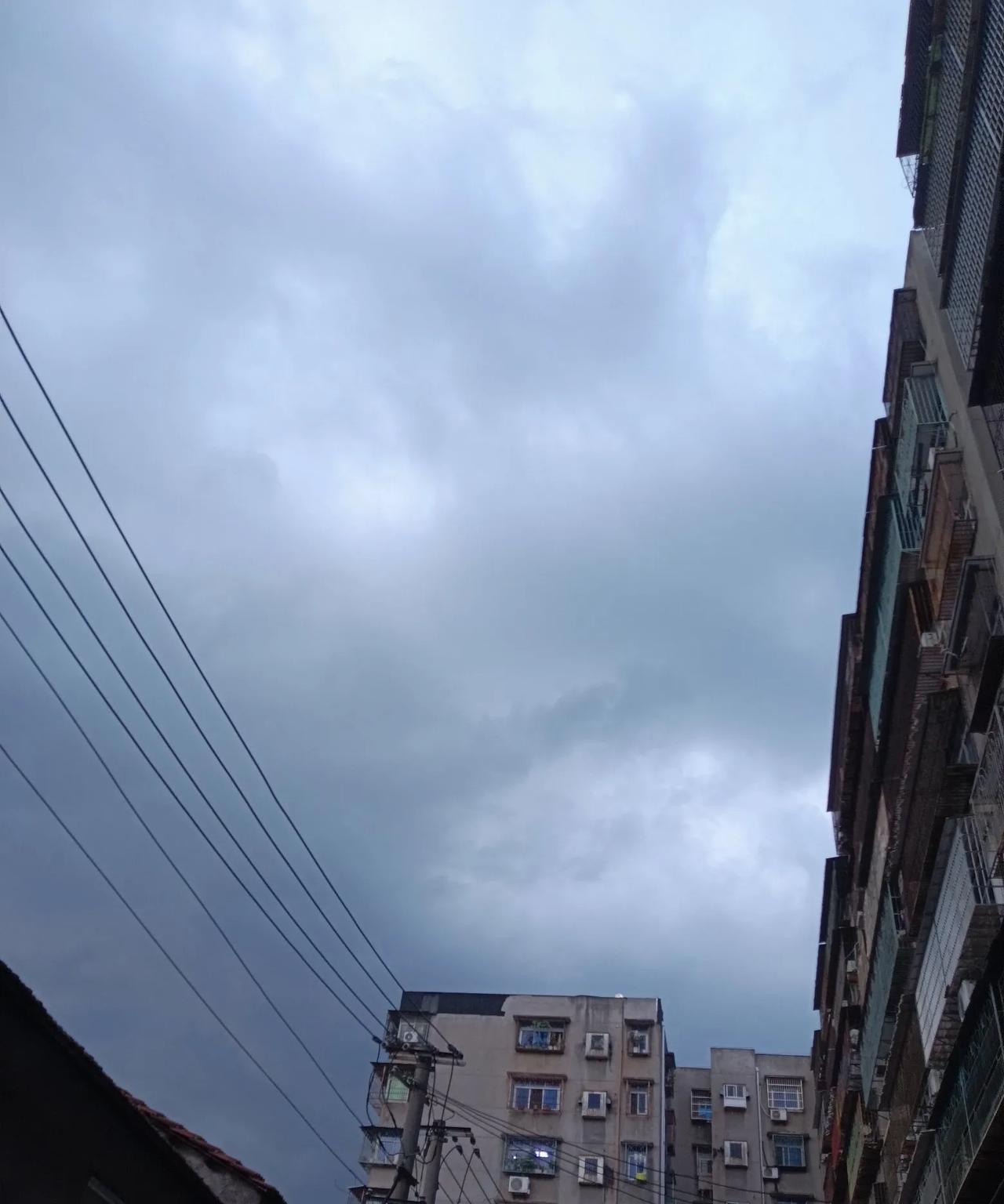 坐标，湖北省荆州市沙市区。时间，2025年7月30日18点30分起。从西北方