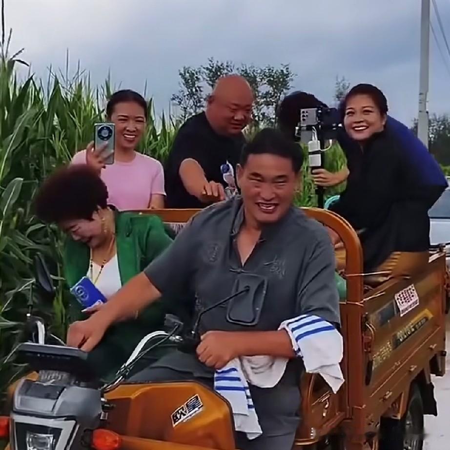大衣哥在接受采访时说，现在有许多人就愿意在网上搬弄是非说东道西的，我种地了他们说