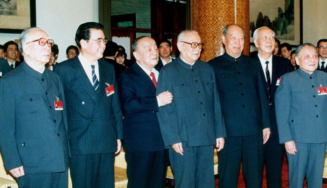 1988年第七届两会召开，彭真卸任委员长一职，他走进会议休息室里，新当选的委员长