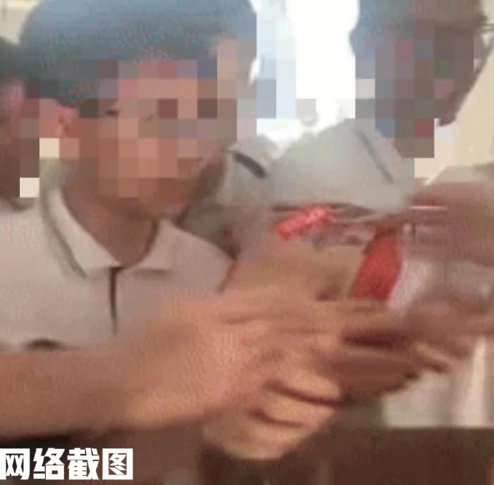 浙江温州有男子接到儿子电话。此刻男子的儿子在电话里，只是说自己饿了，男子秒懂