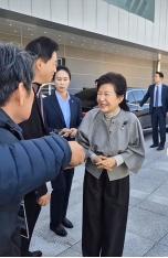 朴瑾惠出席朴正熙诞辰，看起来精神状态很好，很年轻！ 朴槿惠最近出现在她父亲