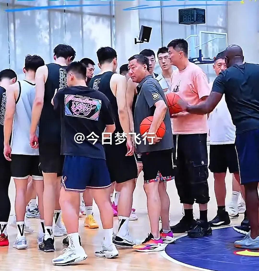 广东队5V5实战训练：王怀玉担当裁判，新外籍助教上岗，黄明依留队训练！今天早上