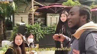 有个黑人老外在街上拿话筒搭讪东大女生，问人家有没有对象、能不能交朋友，问题又私又