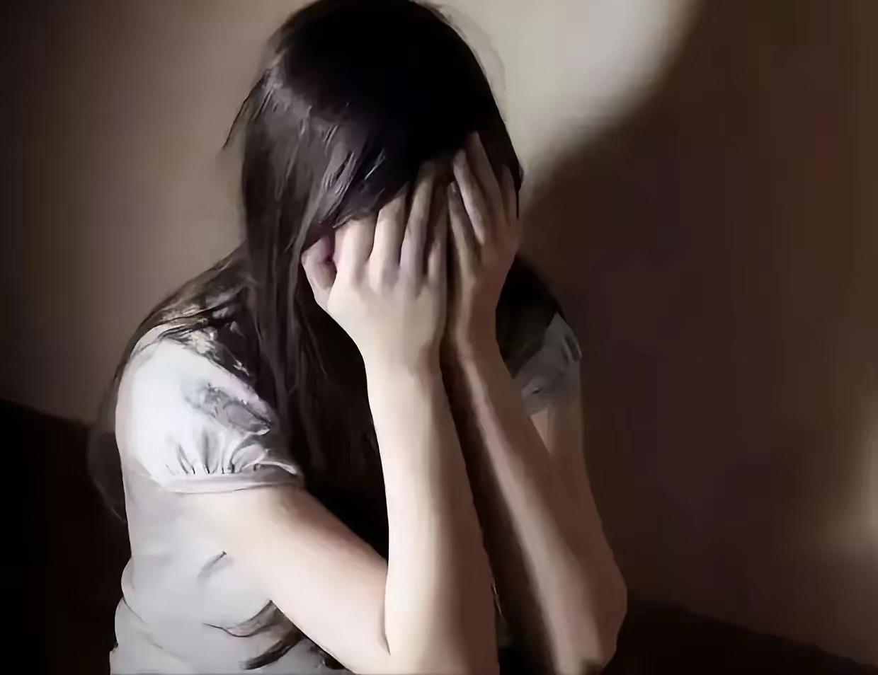 “少女大腿摸不得！"山东济宁，高三女生陪母亲去洗浴中心，独自坐大厅长凳等家长时，