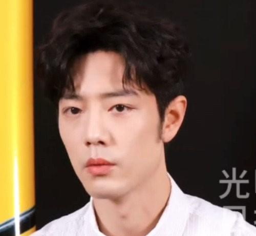 红极一时后，他们走向了三条截然不同的路。王一博把摩托车飙进了峡谷，用肾上腺素