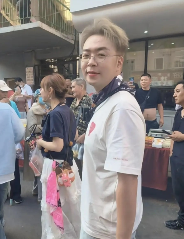 杜海涛情商是真高啊～有网友偶遇他时感叹道：“哎呀妈呀，真人怎么这么高还这么瘦啊