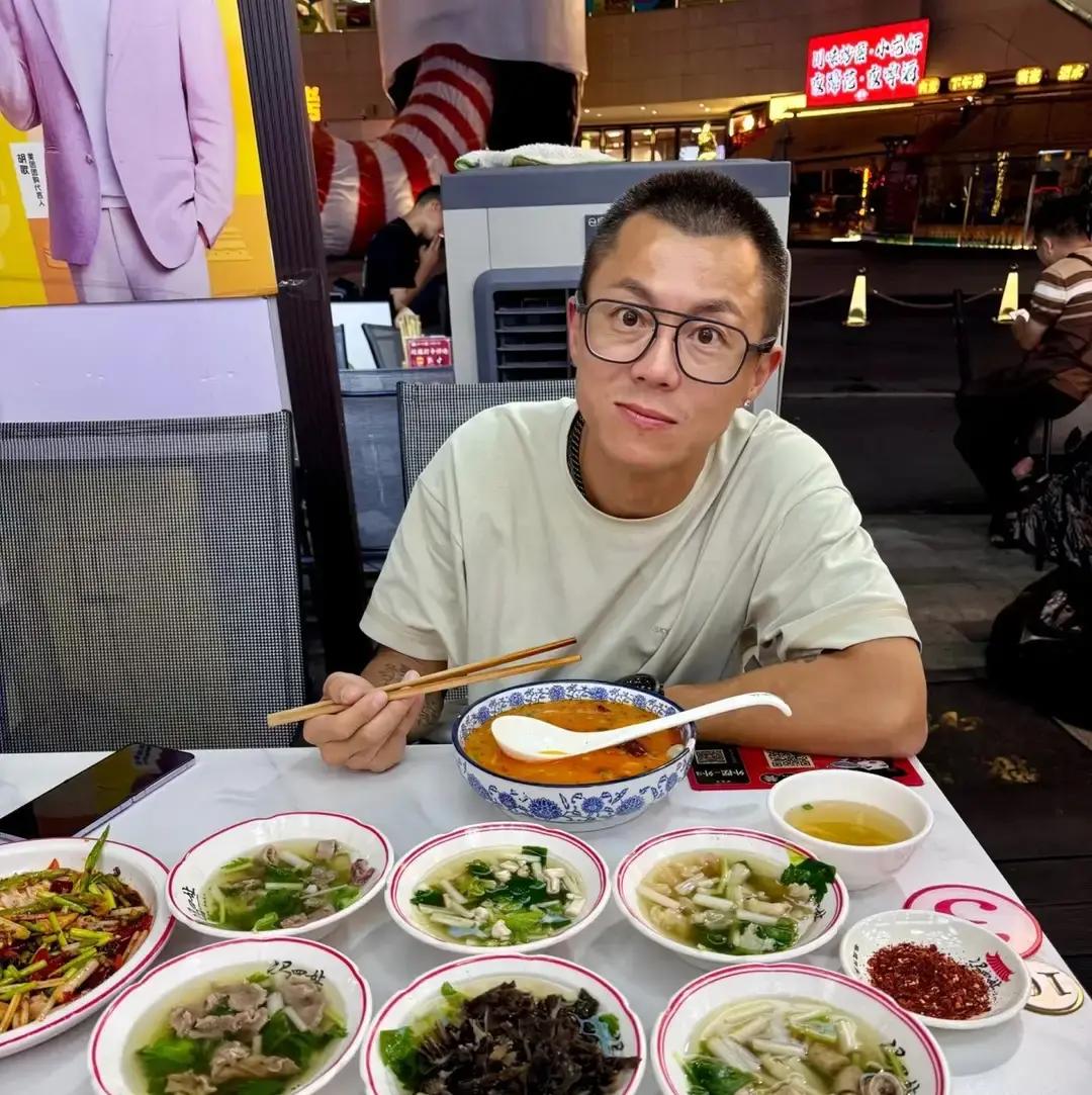 震惊陈震老婆说我们俩虽然生活在一起但各过震惊！陈震老婆自曝夫妻生活真...