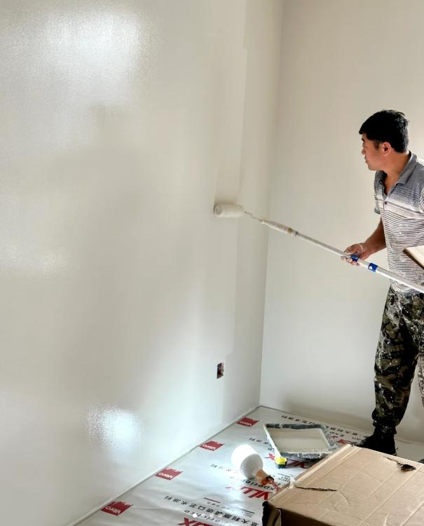 刚刷完乳胶漆，墙面就开裂掉粉！师傅说“你家墙体受潮”，我信了。直到我哥（干了15