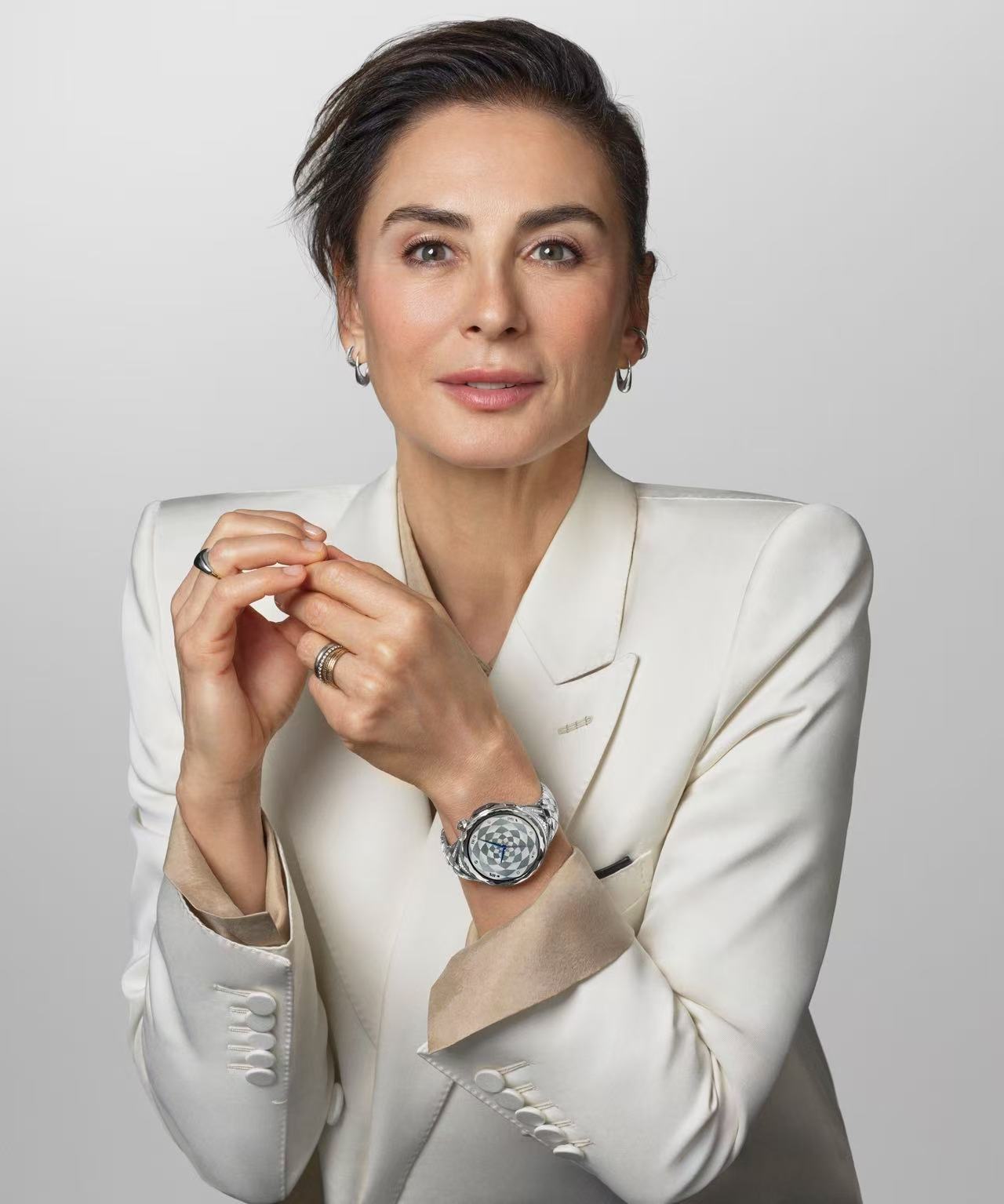 华为手表牵手LV珠宝艺术总监太闪了！没有女生可以拒绝这样一块亮晶晶的手表！HU