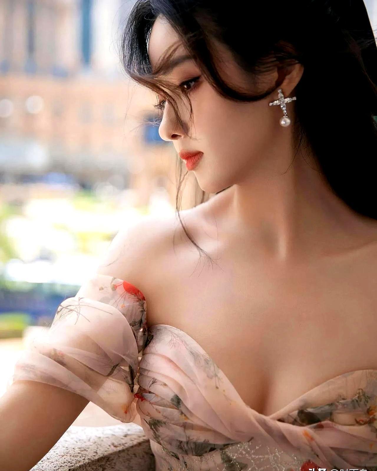 穿这么露给谁看？当你踩着高跟鞋踏入光影，总有几道酸溜溜的目光想把你拽回旧时代。他