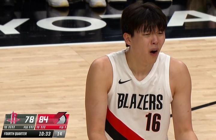 开拓者媒体批评杨瀚森：“对火箭杨瀚森竟然打了17分钟，我的天......”