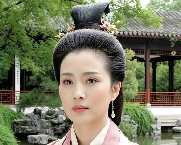 诸葛仙师翻开八字贴，一看，只见“黄月英”三个大字，顿觉一惊:月对亮，月生亮，先有
