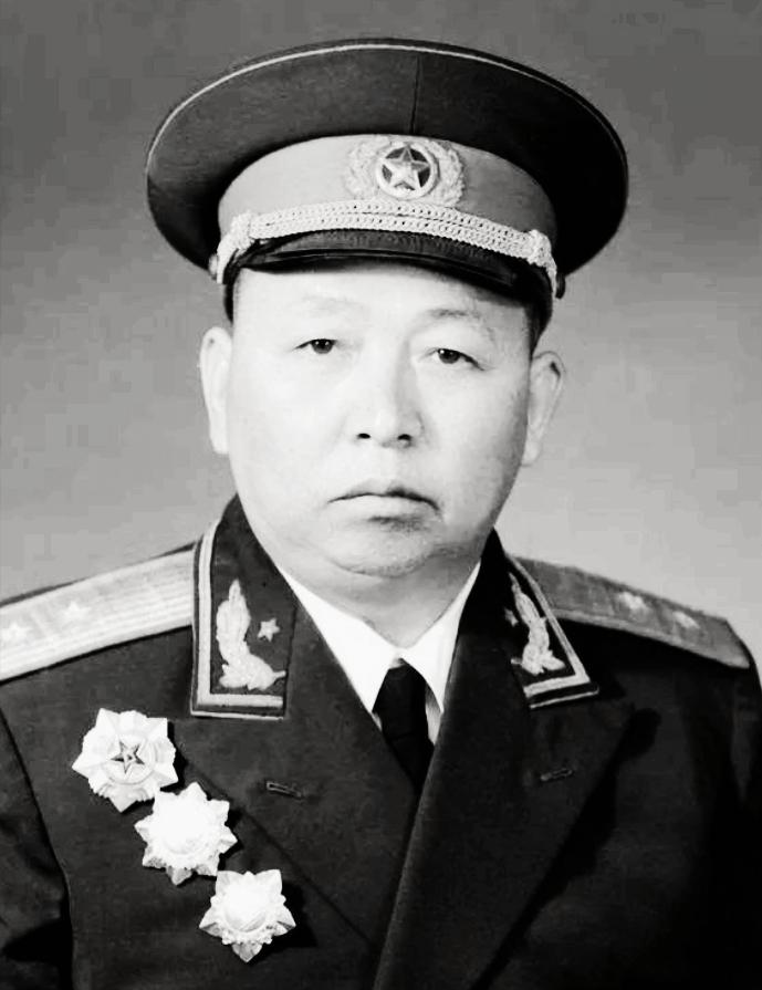 他是红四方面军元老，48岁授中将，战友是开国元帅，部下后任主席，被称为首长的首长