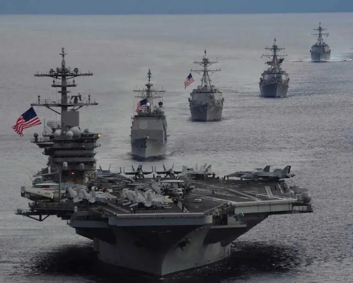 美军倾尽家底屯兵中东紧盯伊朗，三航母扎堆中东秀肌肉看着威风，全球防线到处露窟窿战