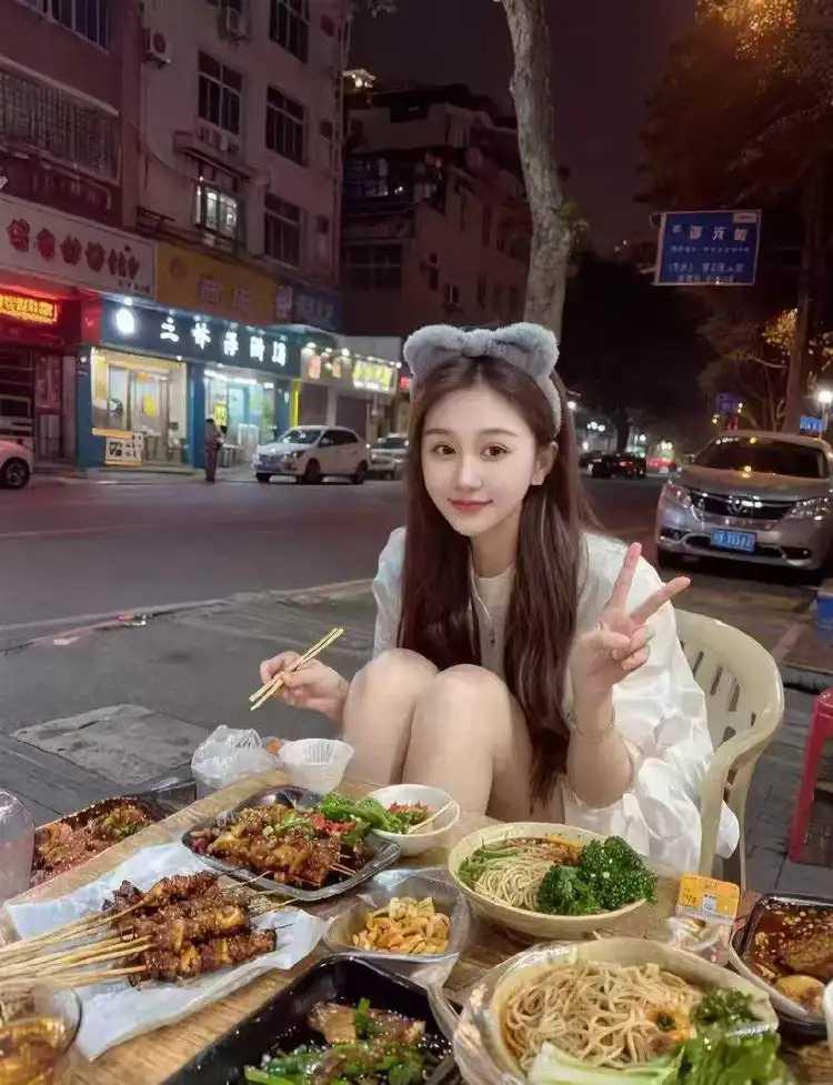 今日去相亲角相亲，正好遇上单位同事小静。没想到她也是来相亲的，虽然有点尴尬，但