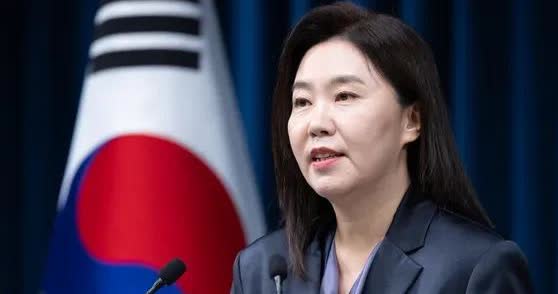韩国总统李在明突然决定将于11日召开临时国务会议，就是否对前祖国革新党党首曹国等