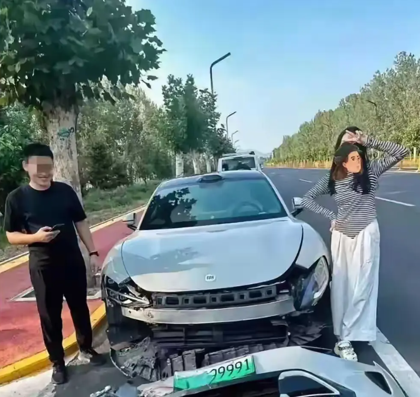 都撞车了，男车主怎么还这么开心？