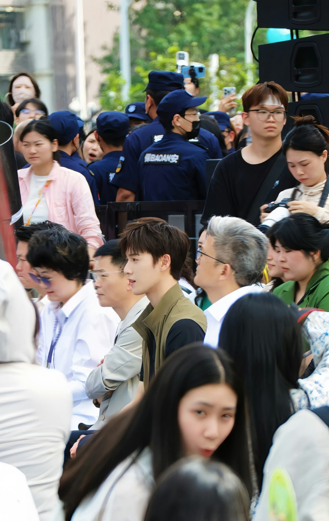 李昀锐武汉线下人气好高啊现场见过的无不感叹，真人真的太好看了~所有摄影机都拍