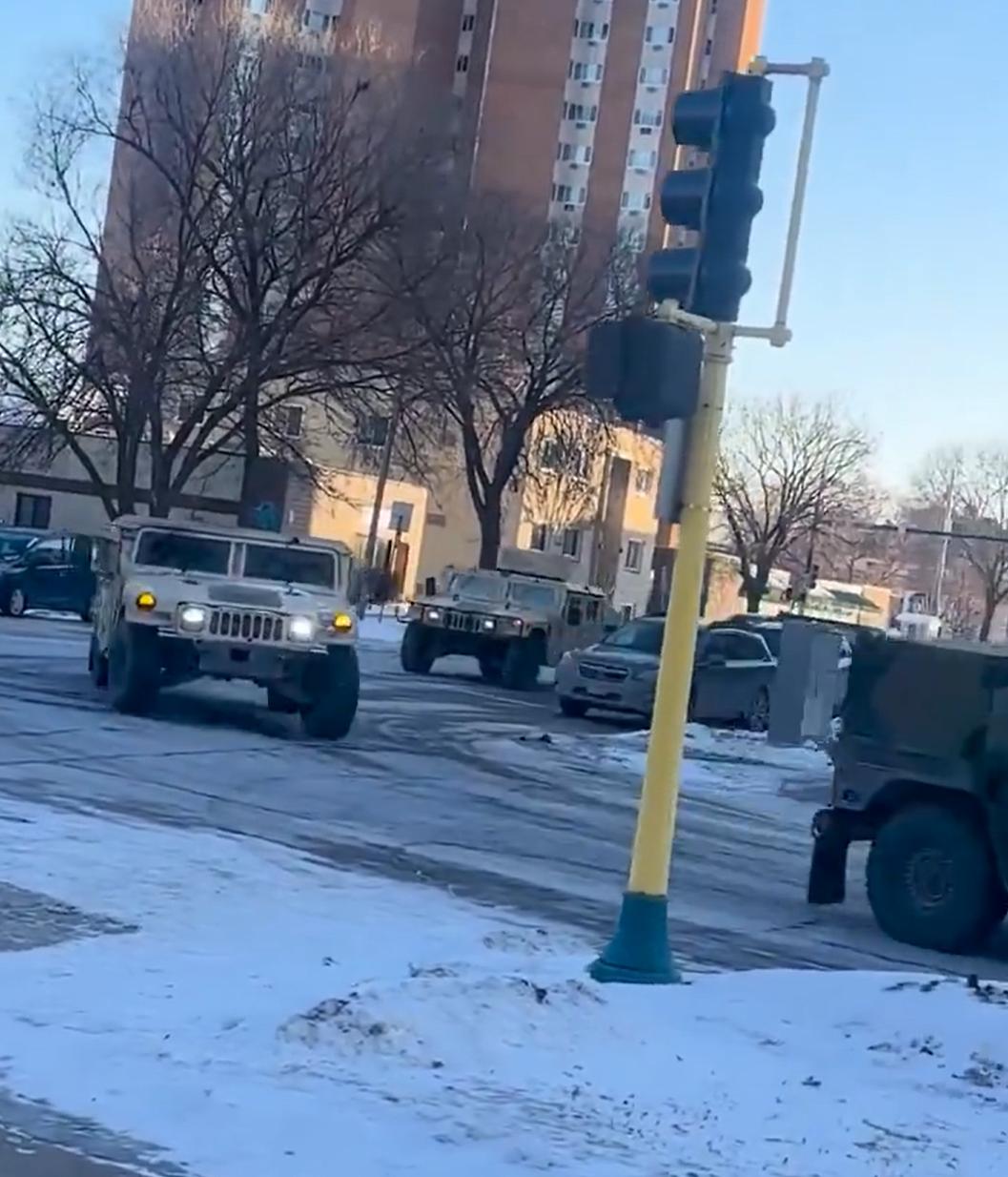 明尼苏达州的国民警卫队出动了，不过估计没什么用，也就是摆摆样子，做个姿态，根本不