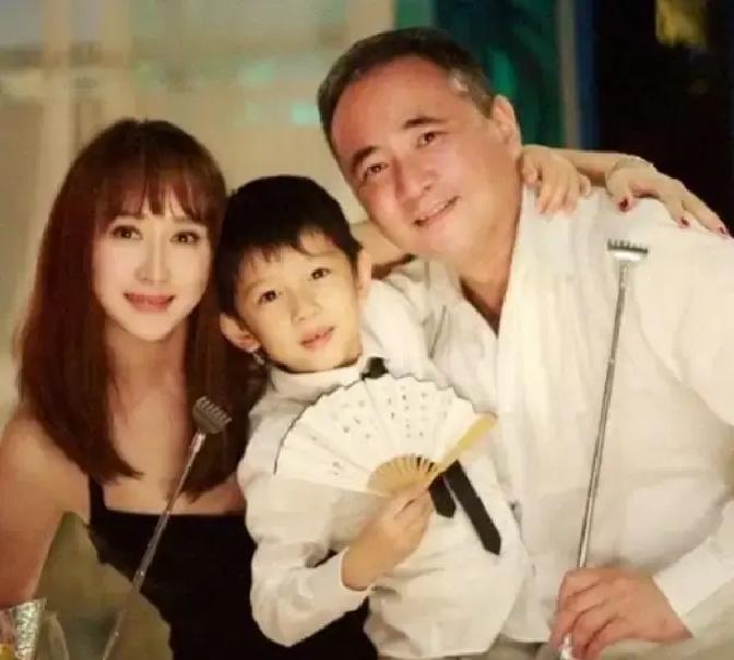 胡静在马来西亚一住十七年，压根不想回来。2008年她嫁给朱兆祥，直接搬进六千