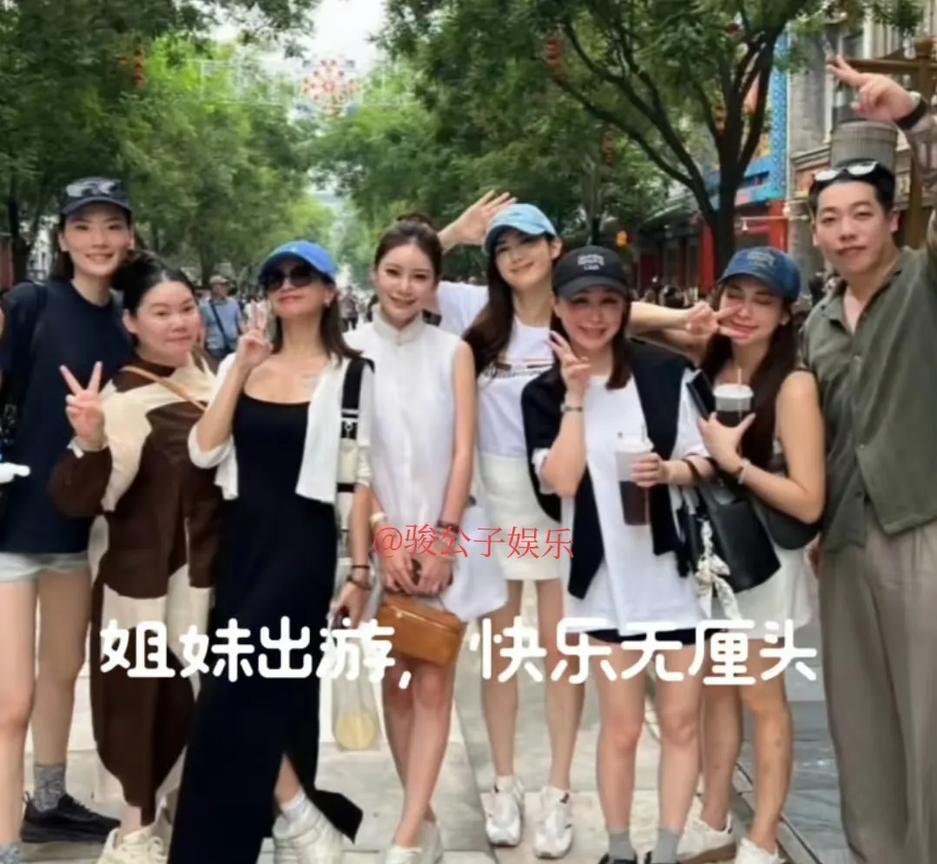 汪小菲对马筱梅的闺蜜团十分照顾，不仅陪同马筱梅一起带着她们在北京游玩，还承担了所